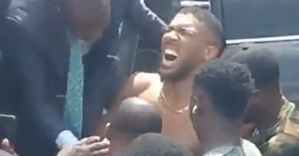 Энтони Джошуа пересел на заднее сиденье незадолго до аварии