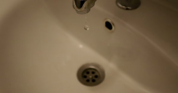 Тысячи семей на юге Англии еще один день остаются без воды