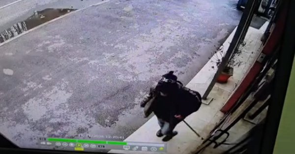 Мужчина, разбивший стекло болгарского посольства в РСМ ВИДЕО, арестован