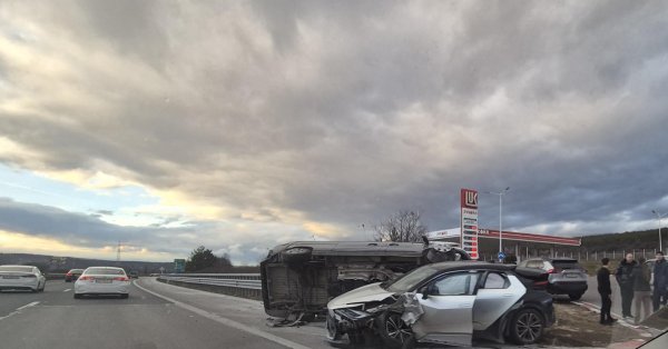 Серьезная авария затруднила движение транспорта на трассе Тракия