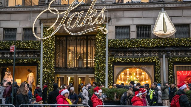 Сеть роскошных универмагов Saks, испытывающая трудности, пропустила выплату процентов по облигациям