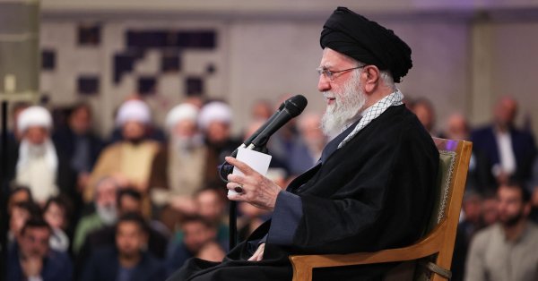 Али Хаменеи о США: Иран не сдастся врагу