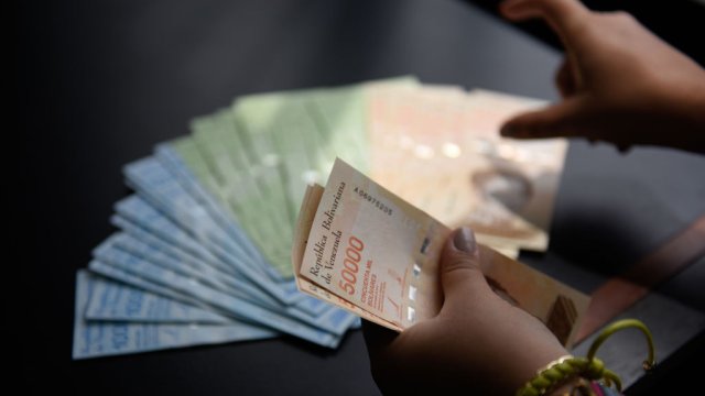 Венесуэльский боливар подскочил на 480% по отношению к доллару из-за ужесточения санкций