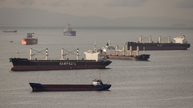 США преследуют танкер «теневого флота» с нарисованным на нем российским флагом для защиты