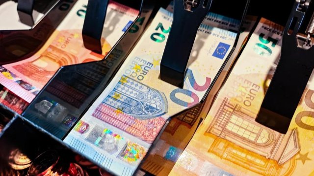 Двойное обращение левов и евро завершится 31 января и не будет продлено.