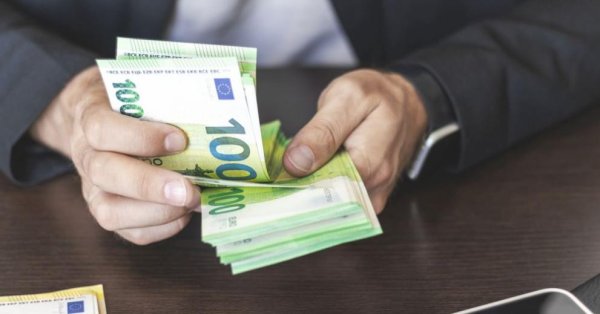 Они заплатили доставщику пиццы фальшивой купюрой в 100 евро.