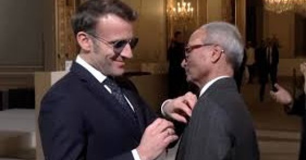 Макрон вручил Орден Почетного легиона последнему продавцу газет