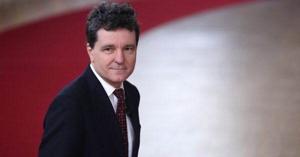 Президент Румынии Никосор Дан застрял в Париже из-за плохой погоды