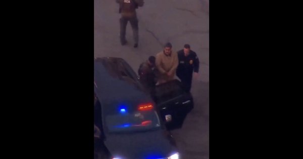 Мадуро сопровождают в зал суда в Нью-Йорке в наручниках и под охраной ВИДЕО