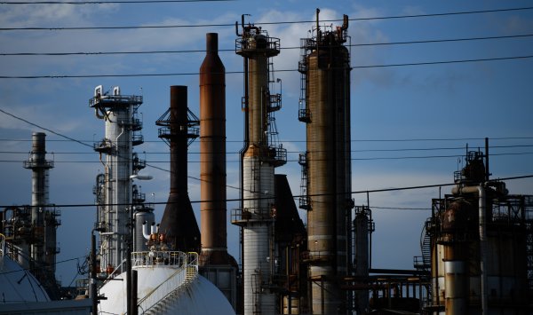 Нефть дорожает на фоне слабого доллара и повышенного аппетита к риску