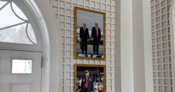 Рядом с фотографией с внучкой Трамп также поместил фотографию с Путиным