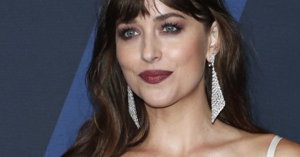 Дакота Джонсон пережила рэпера Криса Мартина