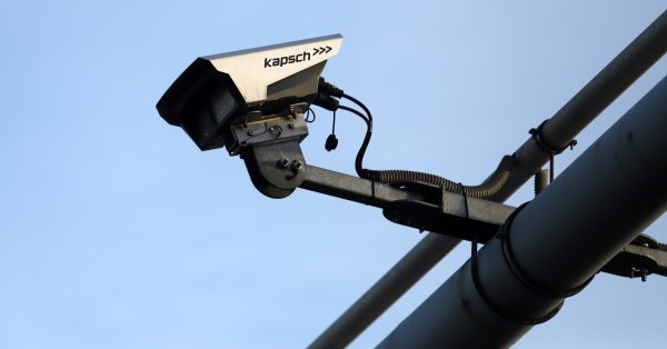 Камеры взимания платы также будут обнаруживать грузовики на полосе обгона.