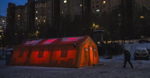 Россия наносит удары по Киеву с помощью дронов и ракет, часть города осталась без электричества и воды