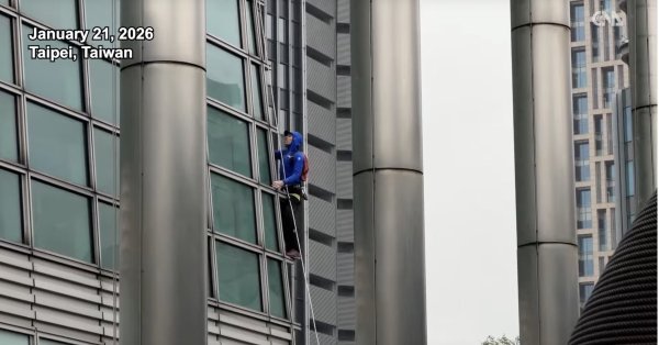 Человек-Паук: Альпинист покоряет одно из самых высоких зданий в мире ВИДЕО