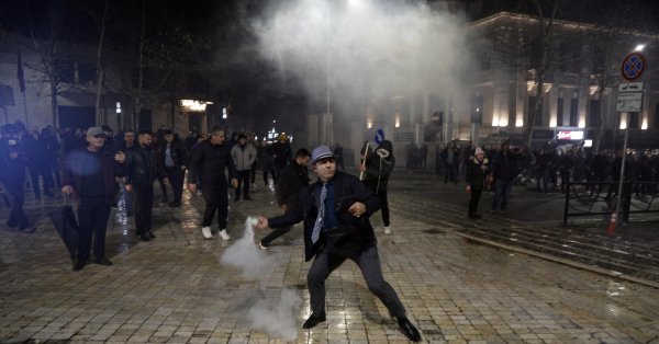 Протесты в Тиране, коктейли Молотова и слезоточивый газ ФОТО