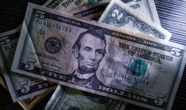 Безразличие Трампа к ослаблению доллара привело к ставкам на дальнейшую девальвацию