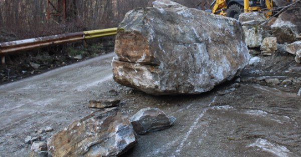 Более 150 кубометров горной массы перекрыли дорогу Смолян-Девин