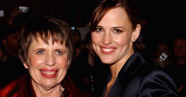 Дженнифер Гарнер подарила своей 86-летней матери поездку к Северному сиянию