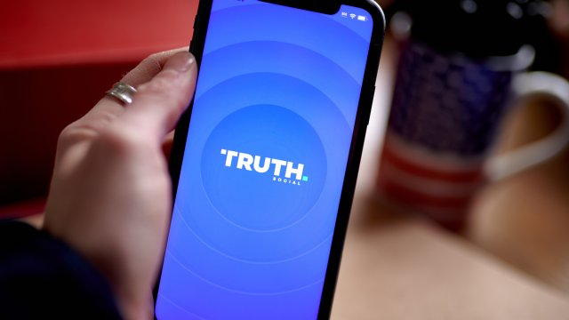 Фирма семьи Трампа запускает новую криптовалюту для своих акционеров