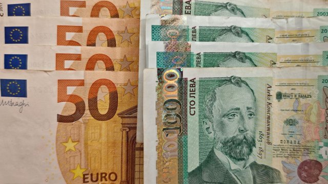 По состоянию на 9 января из обращения изъято почти половина левов.