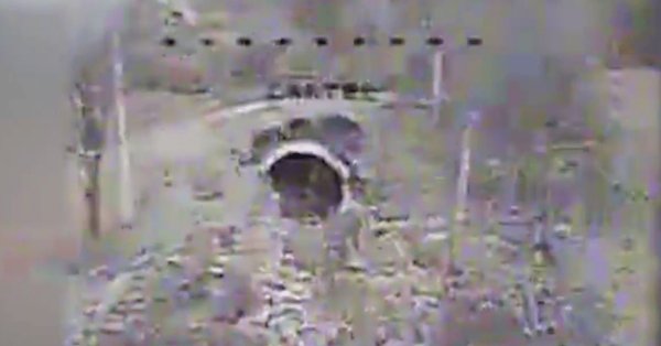 Российские военные снова попытались атаковать украинцев из трубы, но их засекли дроны ВИДЕО