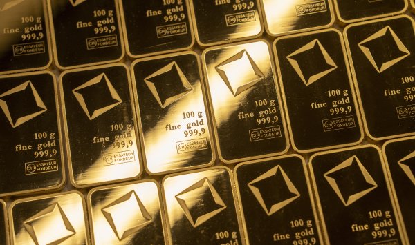 Золото и серебро выросли до рекордного уровня из-за тарифных угроз Гренландии