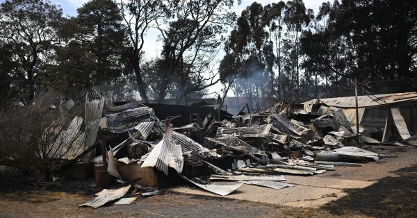 Лесные пожары разрушили дома и оставили десятки тысяч людей без электричества в Австралии