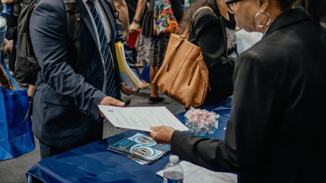 Заявки на пособие по безработице в США достигли одного из самых низких уровней за год