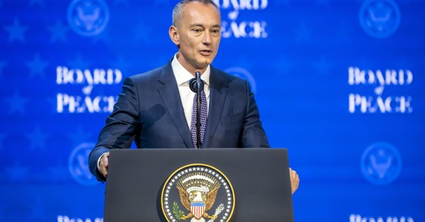 Младенов призвал в Давосе: перестаньте слушать слухи и сплетни