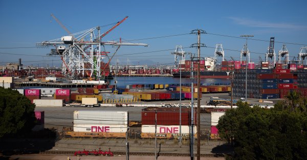 Опрос: американцы несут почти всю тяжесть тарифов Трампа