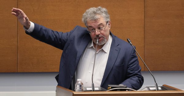 Столкновения в Национальном собрании: Манол Пейков пытался облить коллегу водой