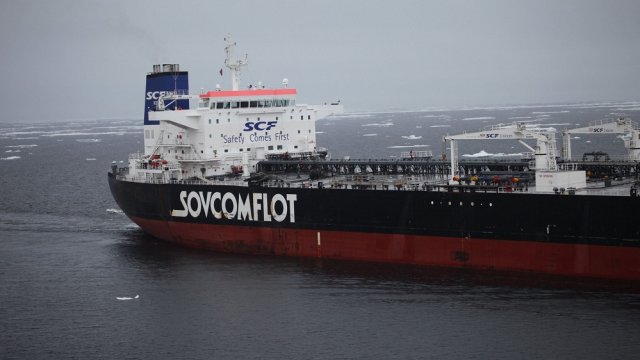 Евросоюз планирует полностью прекратить обслуживание танкеров, перевозящих российскую нефть