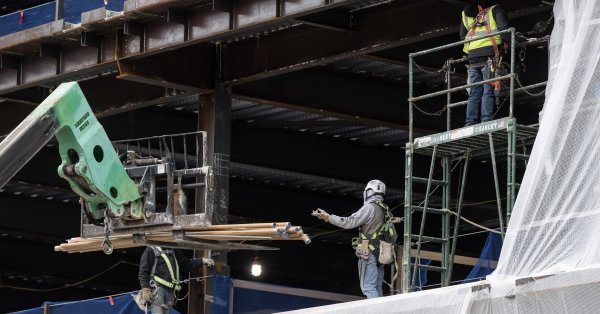 Строители из Непала протестовали в Румынии