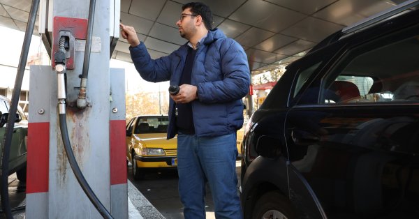 Почему Иран продает больше нефти, но зарабатывает меньше денег?