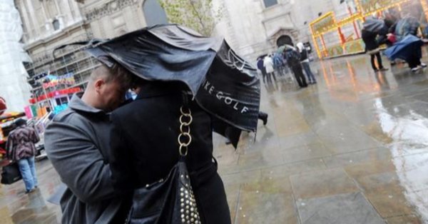 Тысячи домов в Англии остались без воды после урагана Горетти