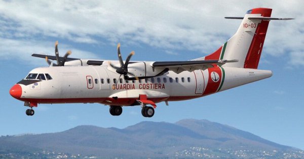 Самолет с 11 людьми на борту пропал над горной местностью Индонезии.