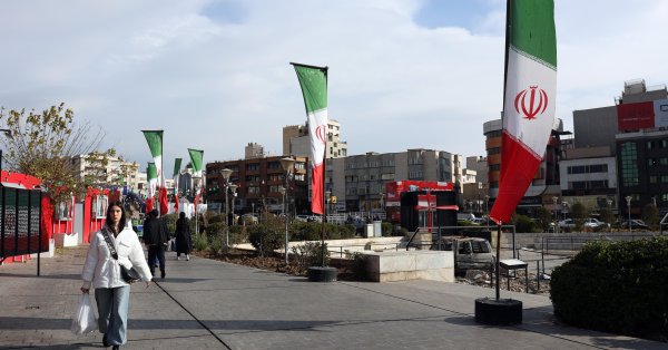 Несколько человек напали на правительственное здание в Иране