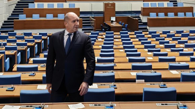 «Добро пожаловать на партийное поле» — политические реакции после отставки президента