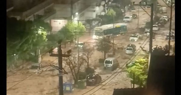 Опасная погода в Греции: Афины затопило, торнадо повалило деревья ВИДЕО