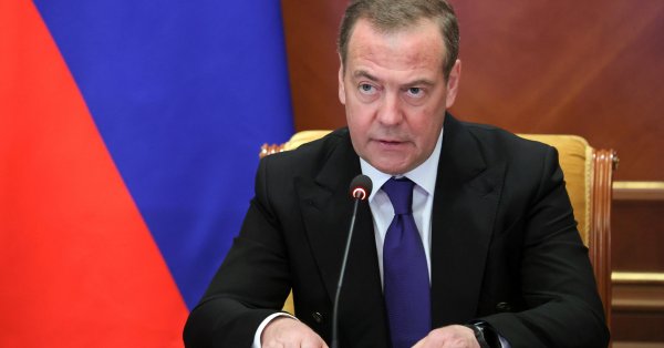 Медведев за европейский военный контингент в Украине: Мы познакомим их с Орешником