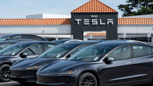 Прибыль Tesla превзошла прогнозы, но сомнения в ее будущем остаются