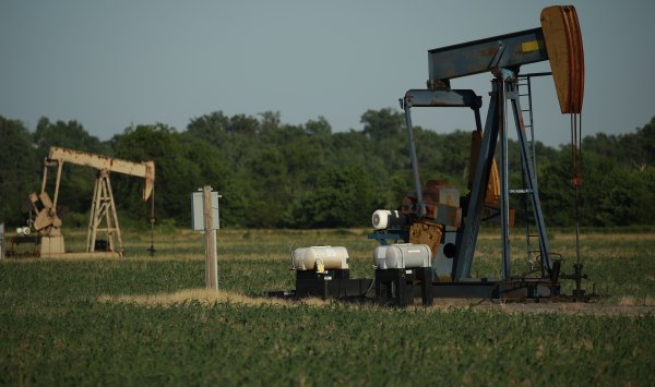 Нефть стабилизируется, на настроения влияют Иран и Гренландия