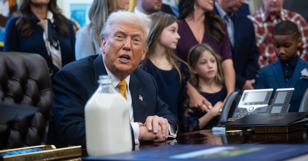 В «сумасшедшем мире» Трампа: бутылки из-под молока, собачьи упряжки и угрозы в адрес Ирана