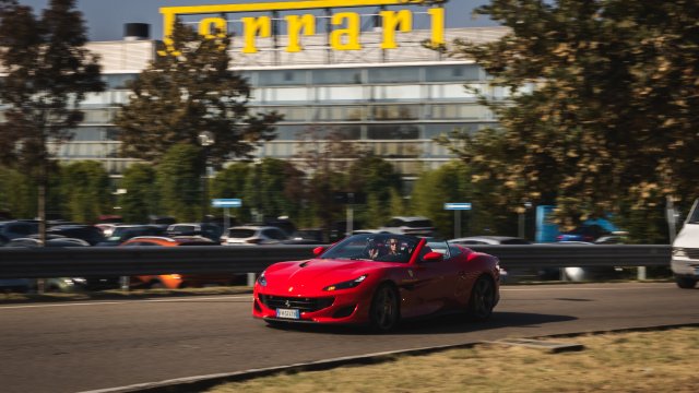 От Ferrari на вершине до Tesla под давлением: большой автомобильный поворот 2025 года