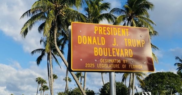 В честь Дональда Трампа назвали участок дороги во Флориде ВИДЕО