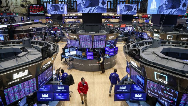 Dow подскочил на 200 пунктов после отмены Трампом тарифов на Гренландию*