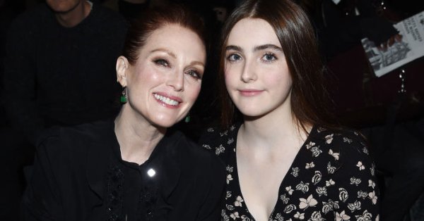 Джулианна Мур и ее 23-летняя дочь Лив в образах супермоделей в купальниках