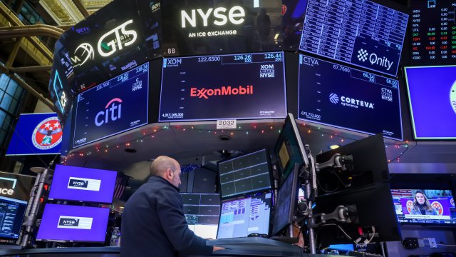 Индексы Dow и S&P 500 отступают от рекордных максимумов*