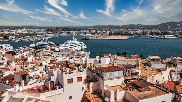 Меры Испании по борьбе с чрезмерным туризмом сократили размещение туристов вдвое